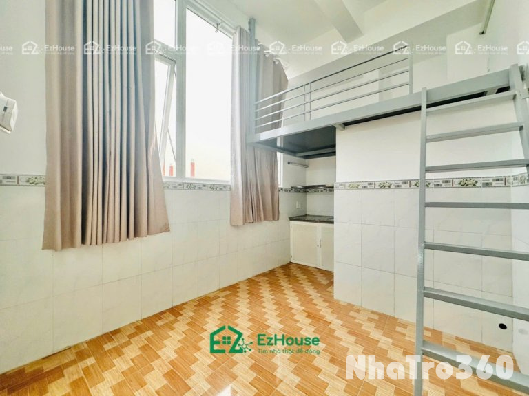 Ngay ngã tư 4 xã, gác cao, cửa sổ lớn